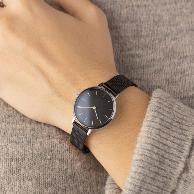 Solar mini avec cadran noir, boîter argent et bracelet métallique noir