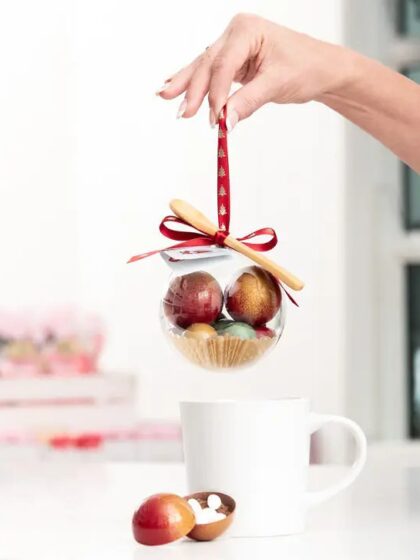 Boule de sapin de Noël avec chocolat chaud