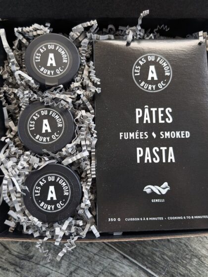 Coffret cadeau des Quatre Merveilles contenant une sélection d'épices et de pâtes fumées artisanales.