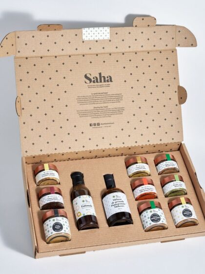 Coffret cadeau Saha corporatif des Filles Fattoush, mettant en valeur les 11 épices et produits pour la cuisine Levantine.